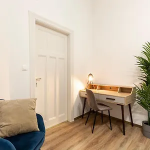 https://glamorous-modern-apartment-in-the-hearth-of-budapest.inbudapesthotels.com
